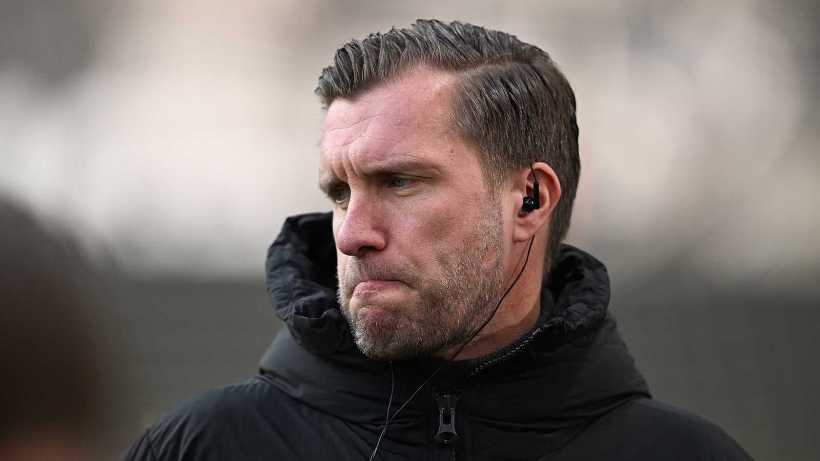 Entrenador con auriculares durante la práctica