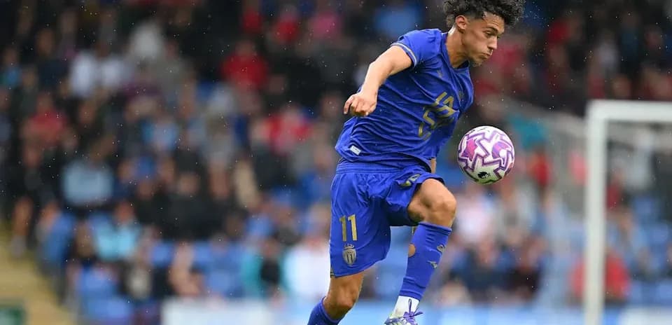 Jugador de Mónaco controlando el balón en el campo