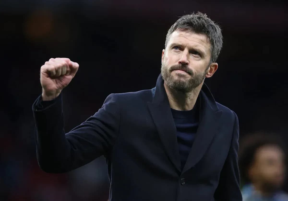 Entrenador levantando el puño en señal de triunfo