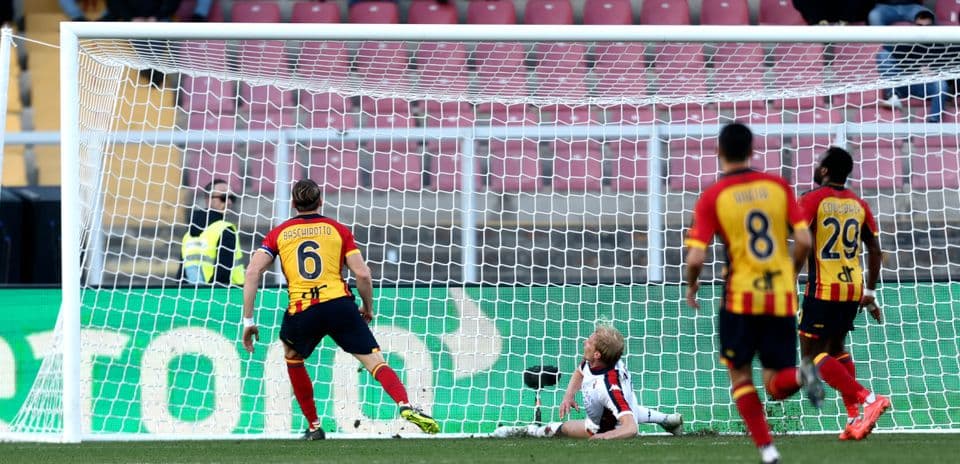 Gol de Lecce durante el partido contra Genoa
