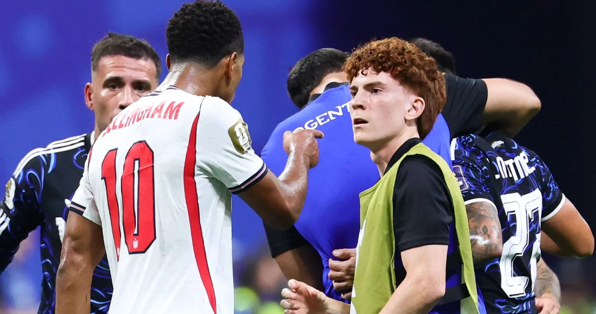Jugadores interactuando en un partido de fútbol