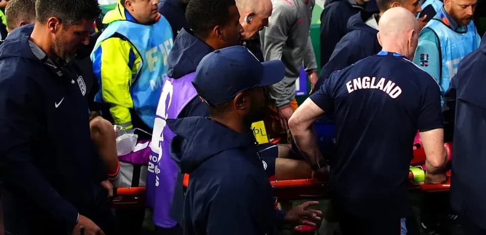 Jugadores y personal médico atendiendo a un jugador lesionado