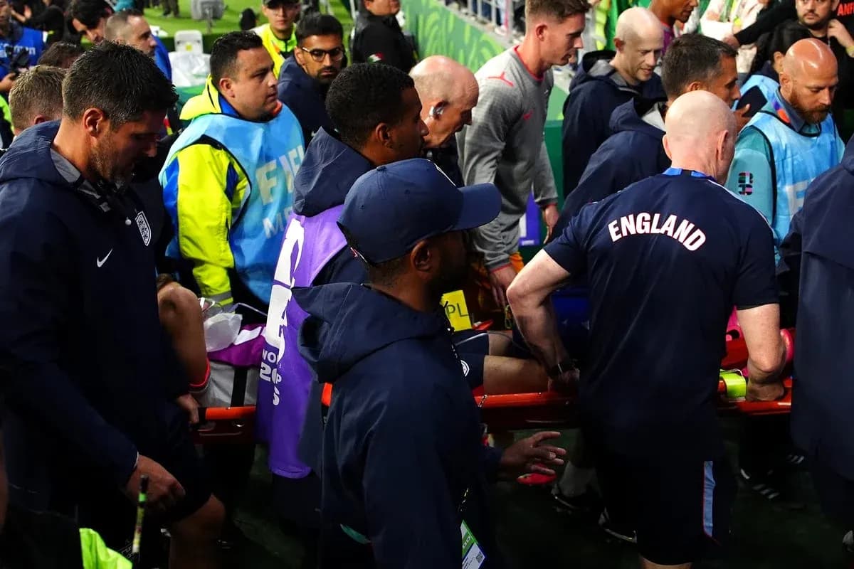 Jugadores y personal médico atendiendo a un jugador lesionado