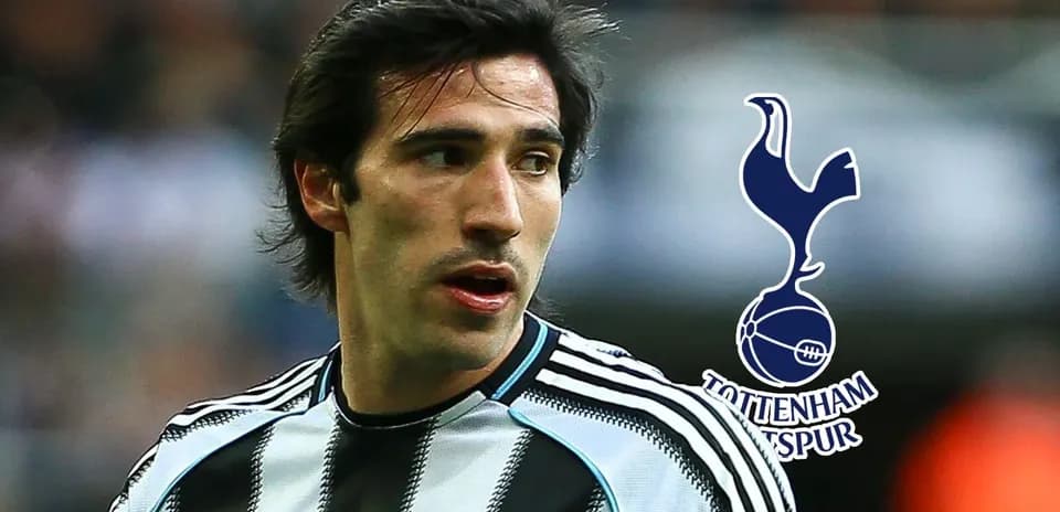 Jugador de Newcastle con camiseta a rayas en el campo