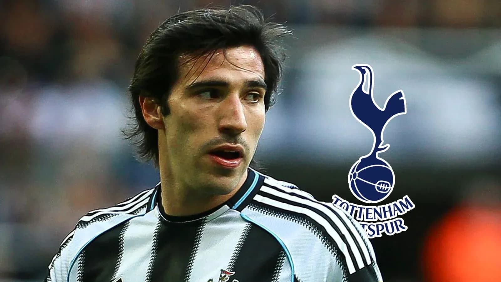 Jugador de Newcastle con camiseta a rayas en el campo