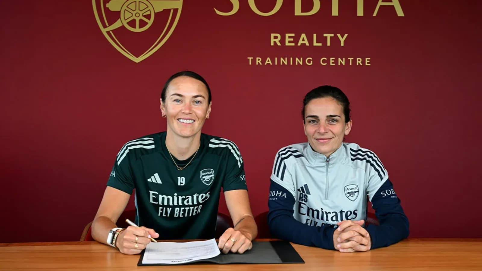 Jugadoras de Arsenal firmando contrato en centro de entrenamiento