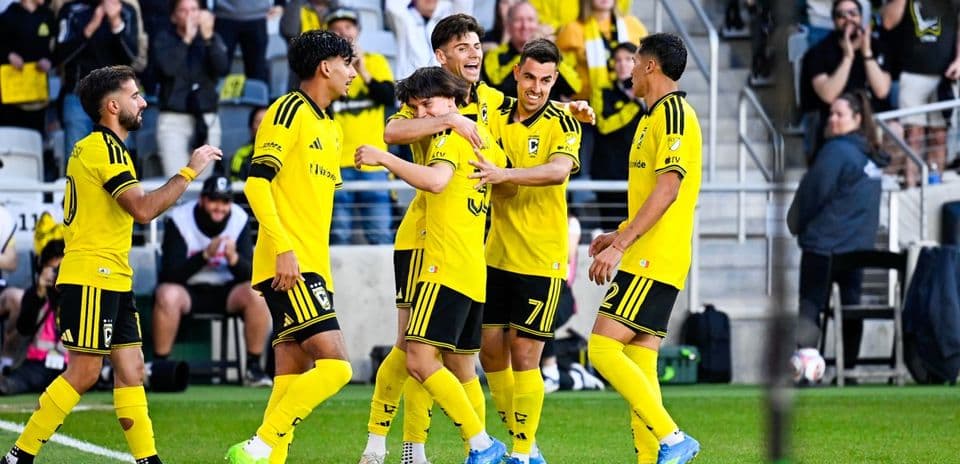 Jugadores de Columbus Crew II celebrando un gol