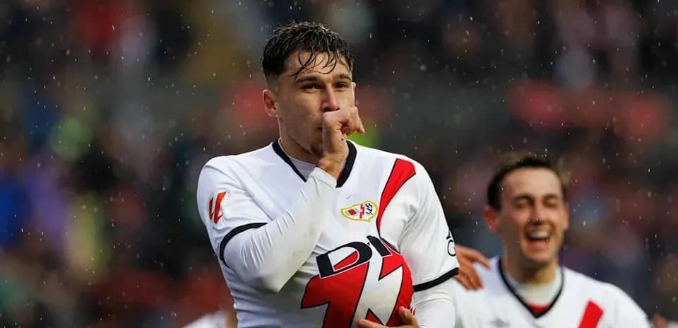 Jugador de Rayo Vallecano celebrando un gol bajo la lluvia