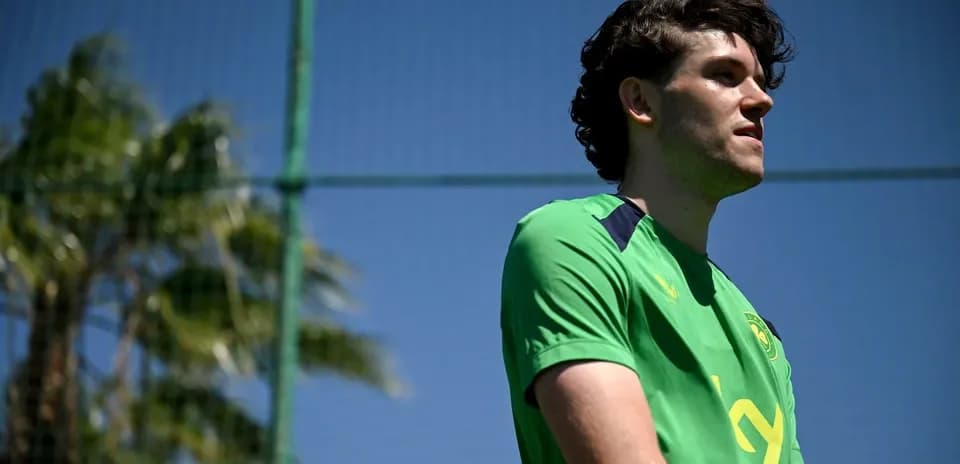 Jugador en uniforme verde en campo de entrenamiento