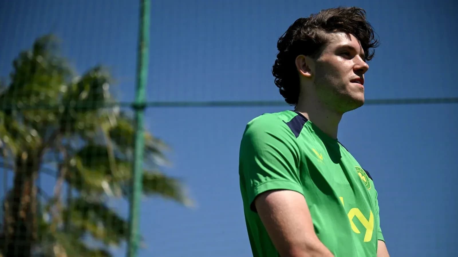 Jugador en uniforme verde en campo de entrenamiento