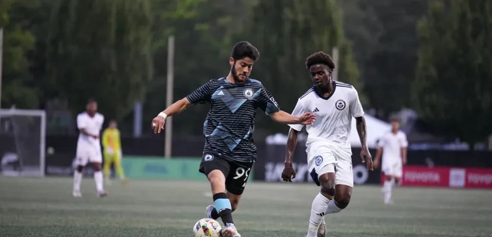 Jugador de Tacoma Defiance driblando a oponente