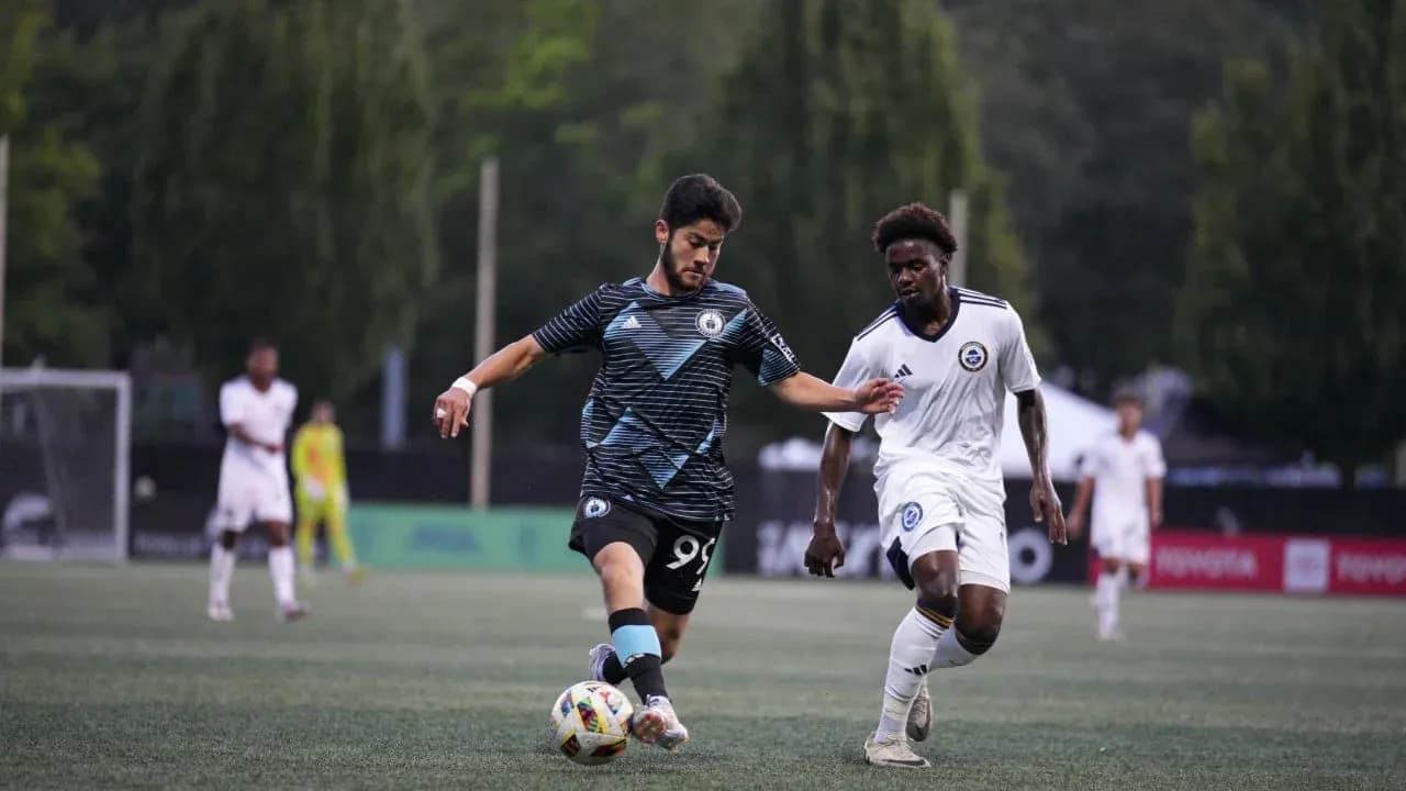 Jugador de Tacoma Defiance driblando a oponente