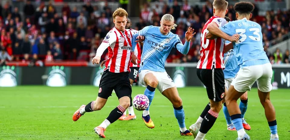 Acción durante el partido Manchester City vs Brentford