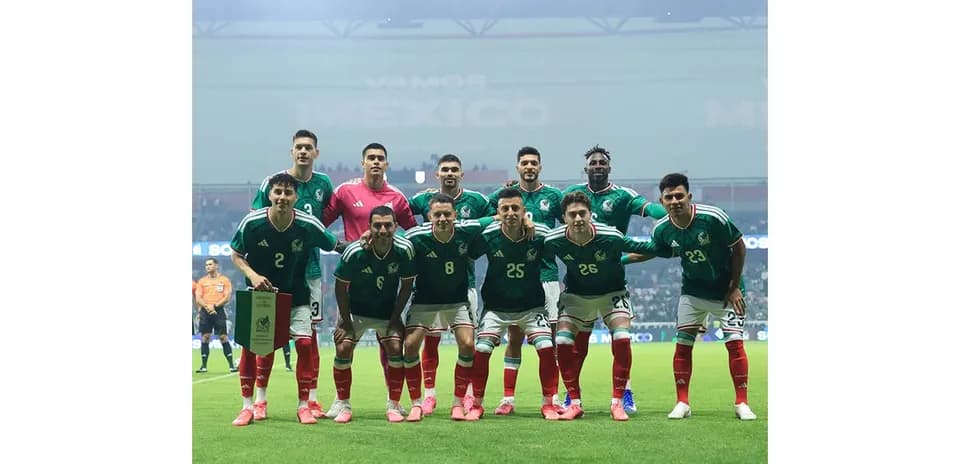 Equipo de México posando antes del partido