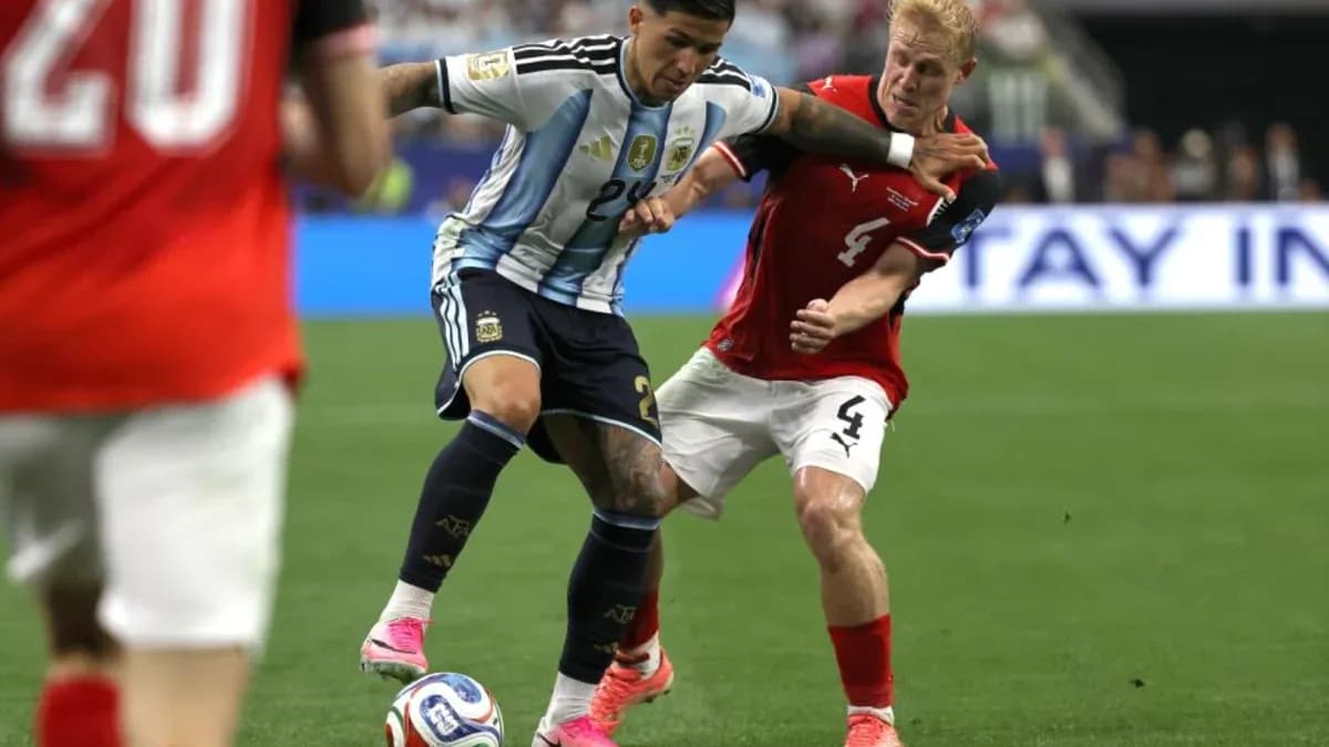 Jugador de Argentina luchando por el balón contra rival