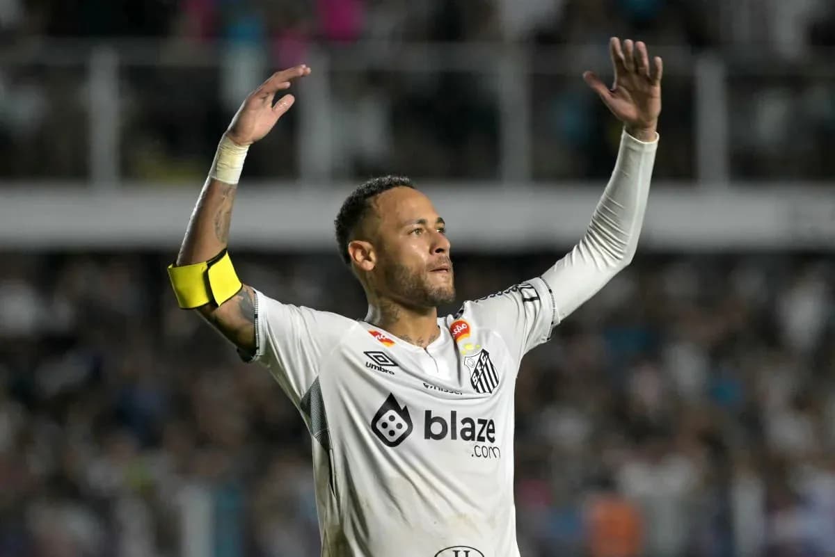 Jugador de Santos celebrando con los brazos levantados