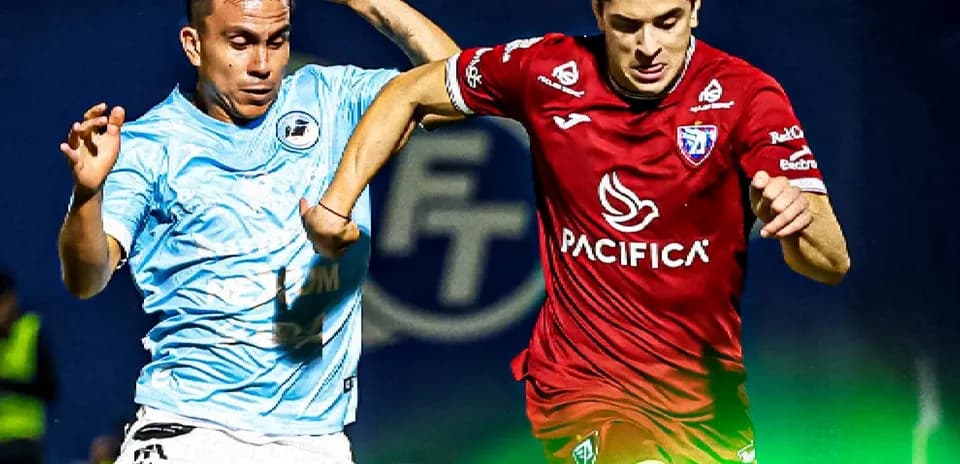 Dos jugadores compitiendo por el balón en partido