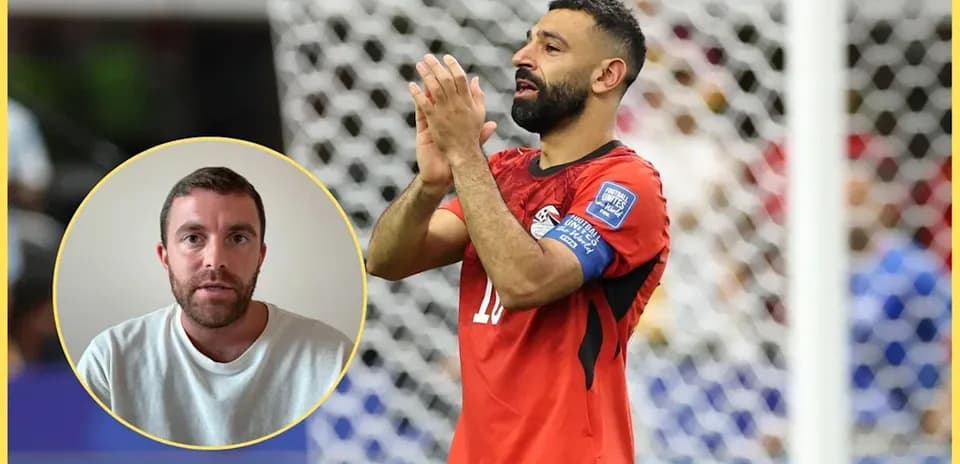 Jugador de Egipto aplaudiendo en el campo de fútbol