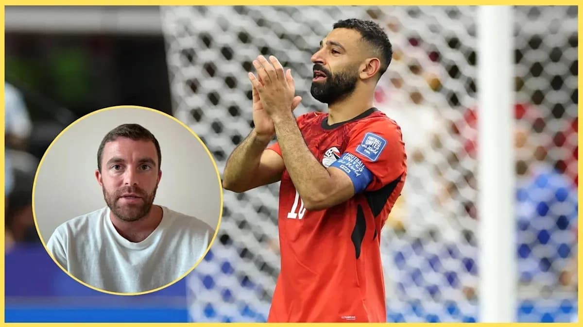 Jugador de Egipto aplaudiendo en el campo de fútbol