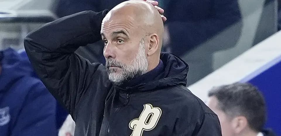 Entrenador con chaqueta observando el partido