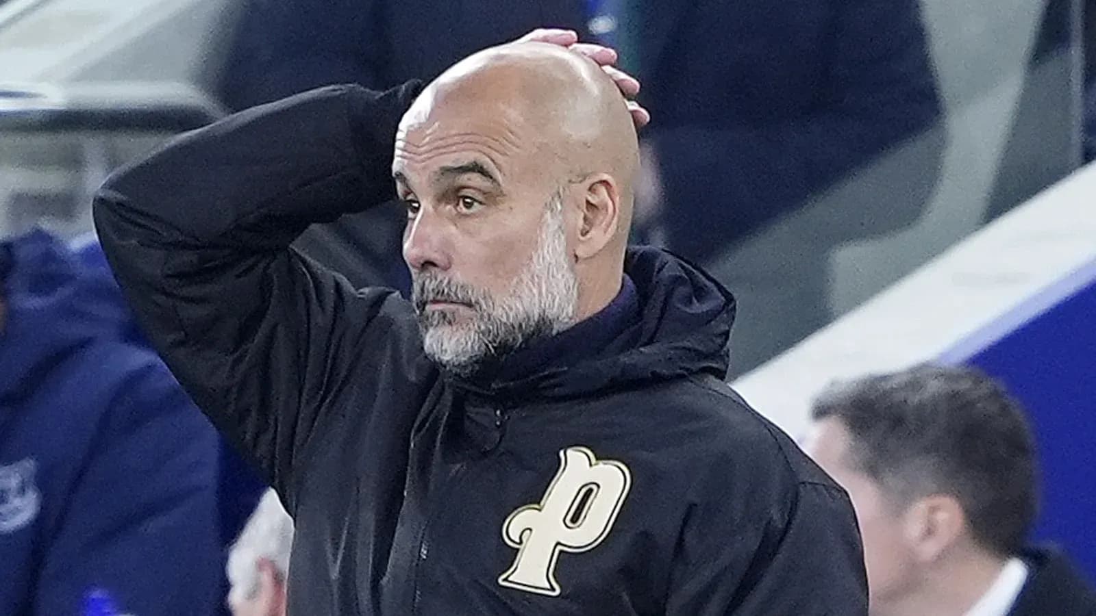 Entrenador con chaqueta observando el partido