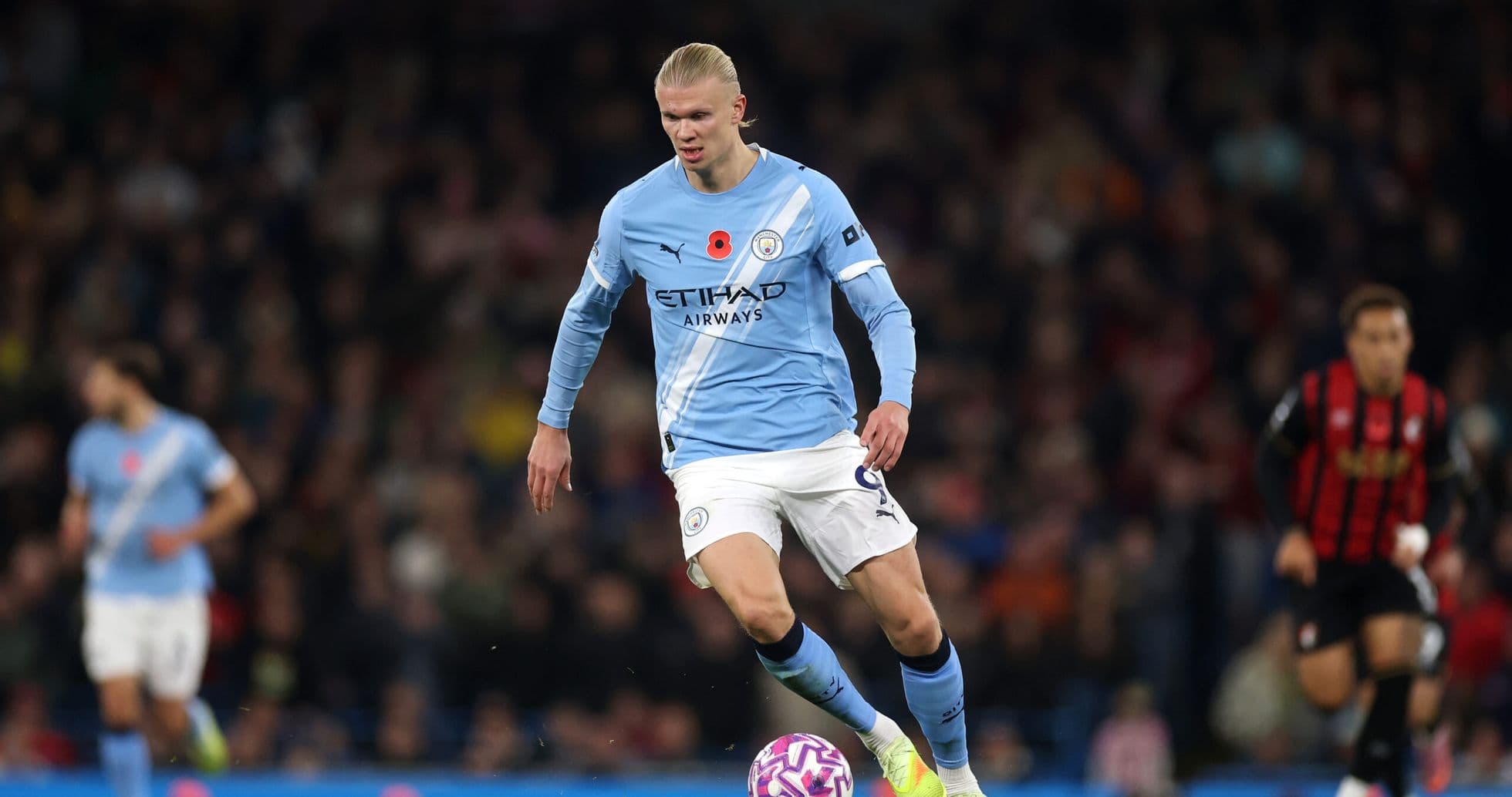 Erling Haaland corriendo con el balón en el partido