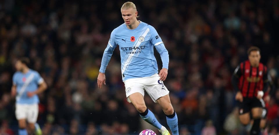 Erling Haaland corriendo con el balón en el partido