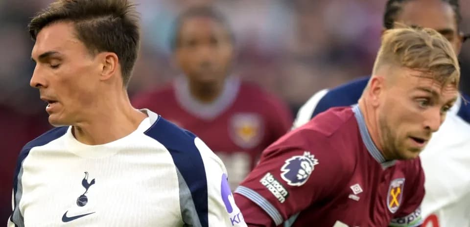 Jugadores de Tottenham y West Ham en acción