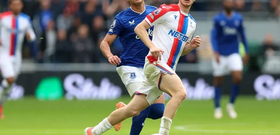 Jugadores de Crystal Palace y Everton en acción