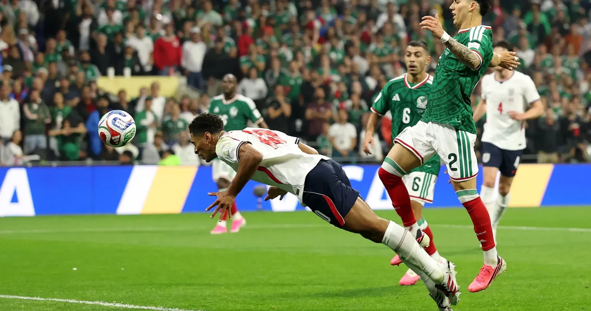 Jugador de Inglaterra saltando en el partido