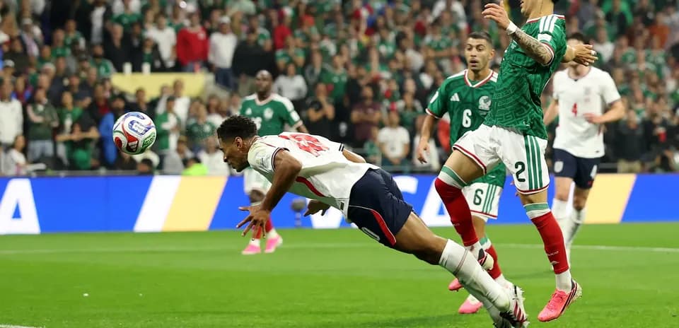 Jugador de Inglaterra saltando en el partido