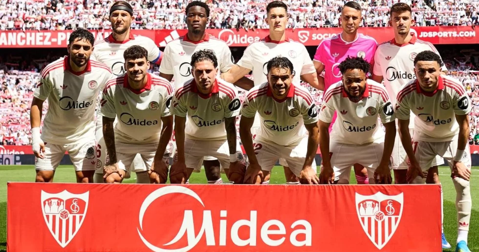 Equipo de Sevilla posando para la foto