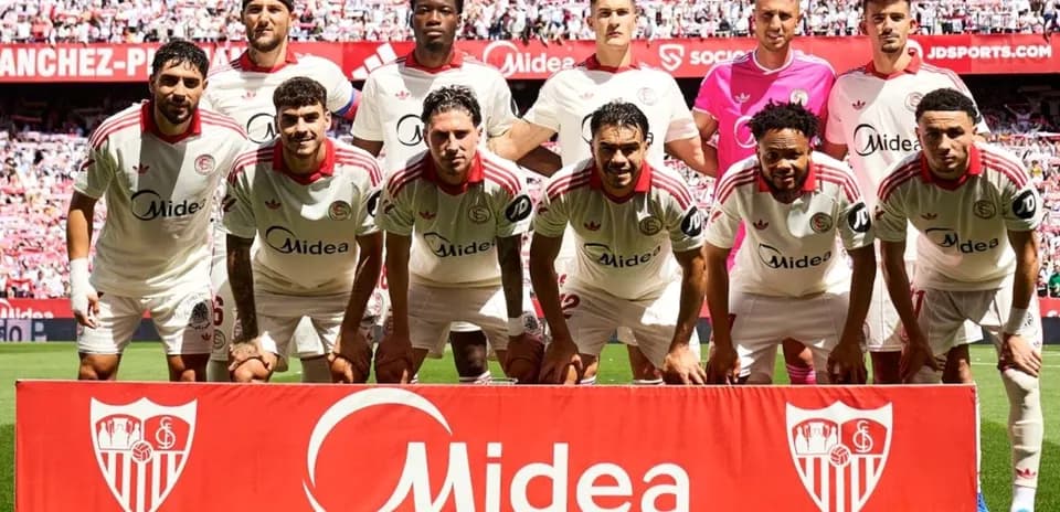 Equipo de Sevilla posando para la foto
