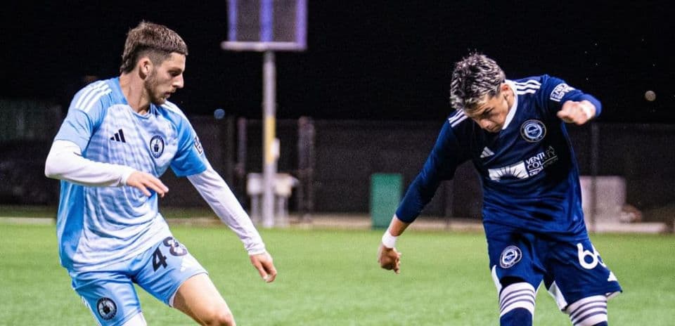 Jugadores de Tacoma Defiance y Ventura County en acción