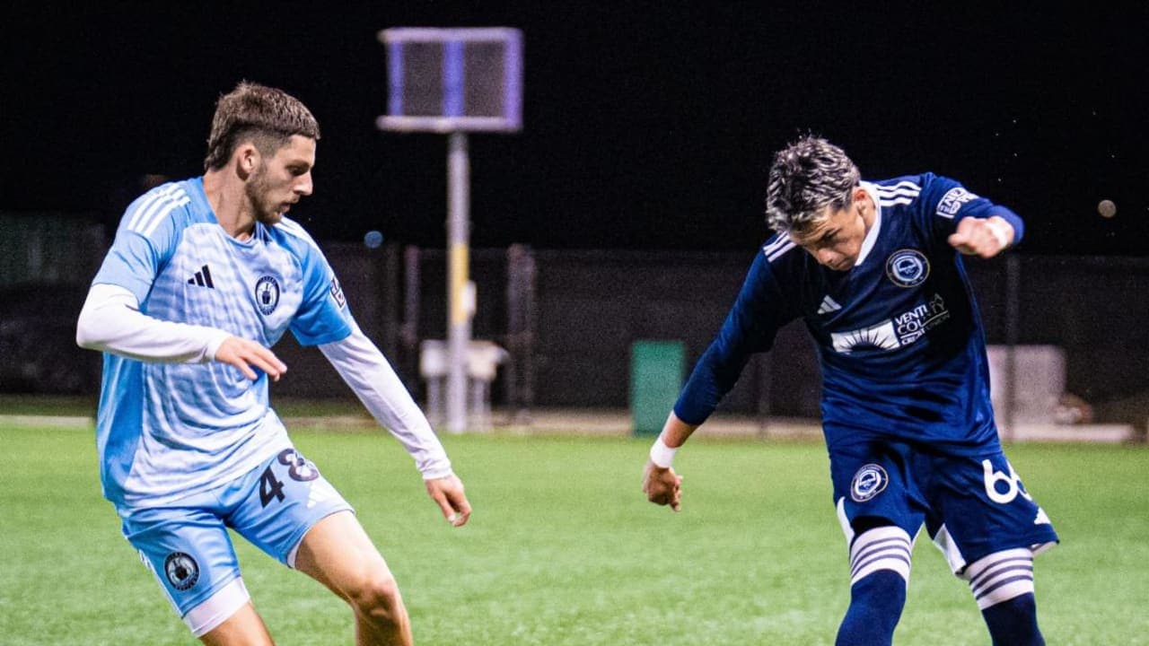 Jugadores de Tacoma Defiance y Ventura County en acción
