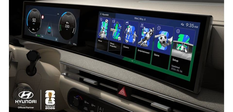 Pantalla del tablero de un automóvil con opciones de entretenimiento
