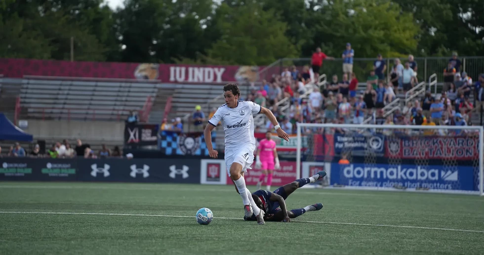 Jugador de Rhode Island en acción contra Westchester SC