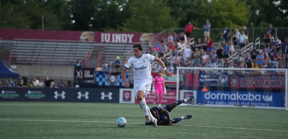 Jugador de Rhode Island en acción contra Westchester SC