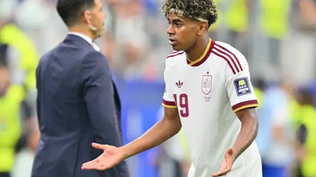 Jugador de España discutiendo con el entrenador en el partido