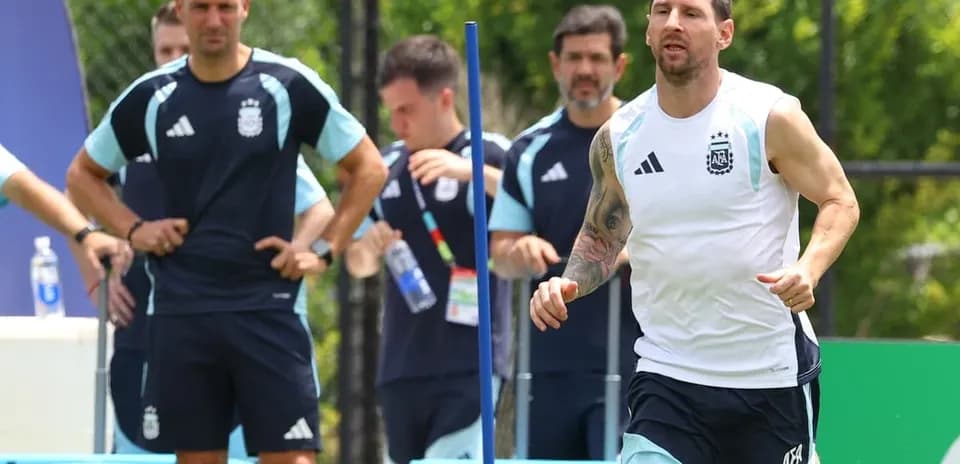 Lionel Messi corriendo durante entrenamiento del equipo