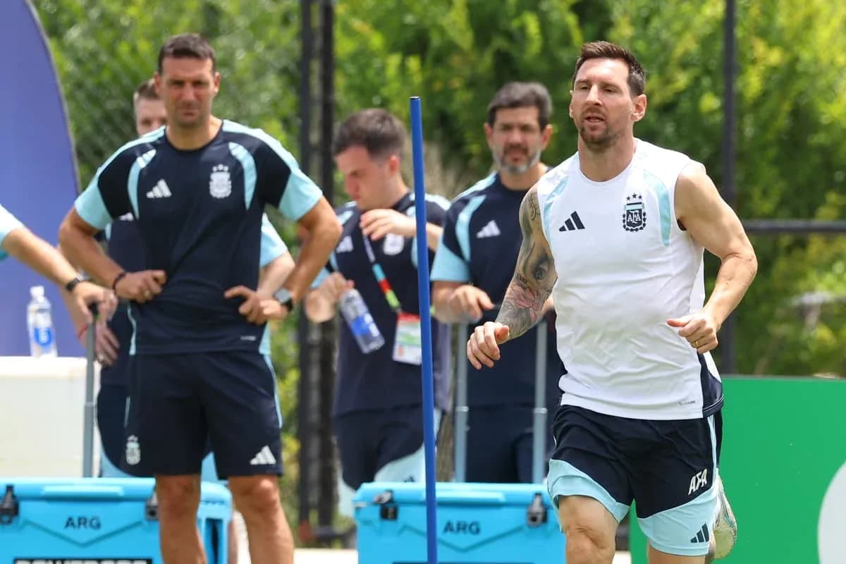 Lionel Messi corriendo durante entrenamiento del equipo