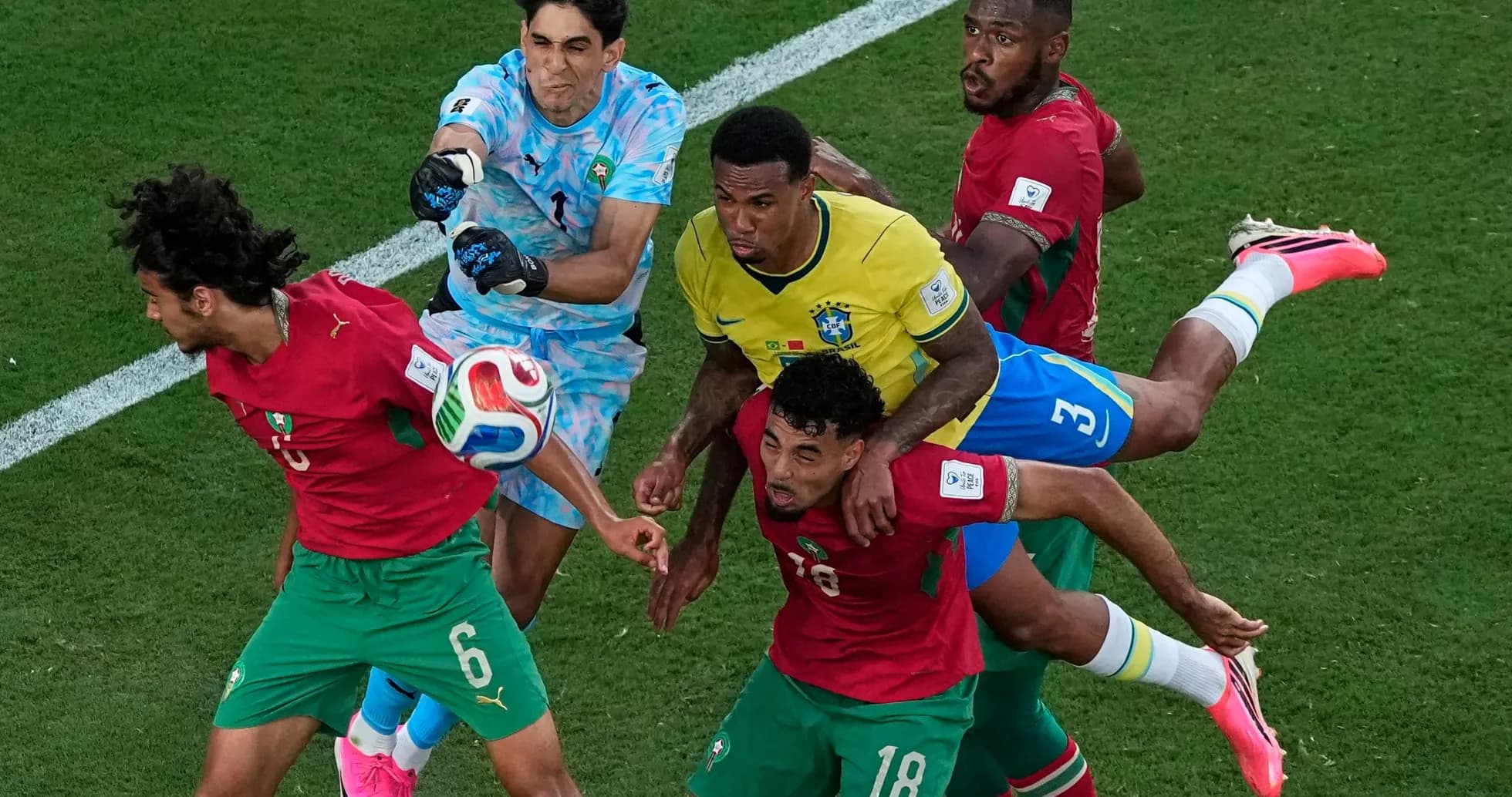 Jugadores de Brasil y Marruecos en acción
