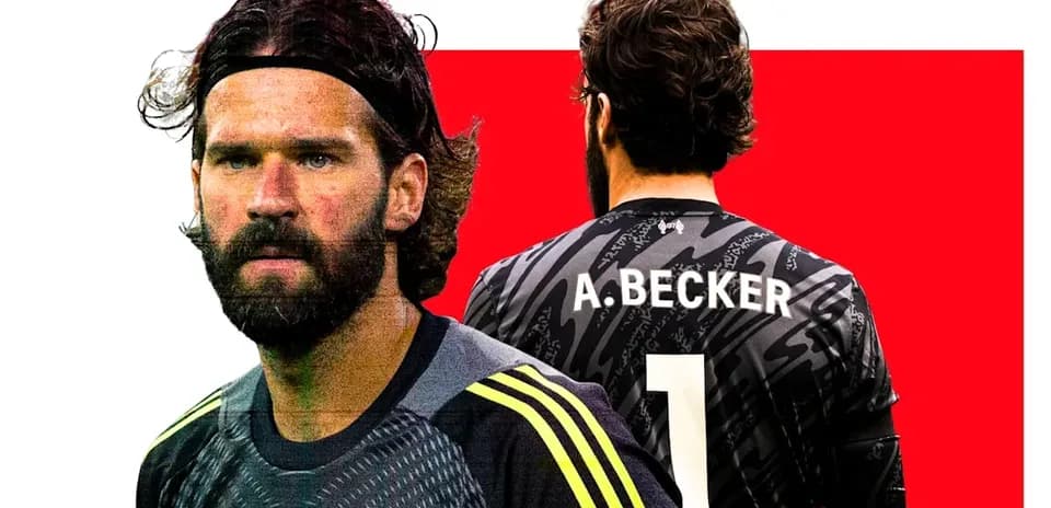Portero de Liverpool con uniforme negro y barba