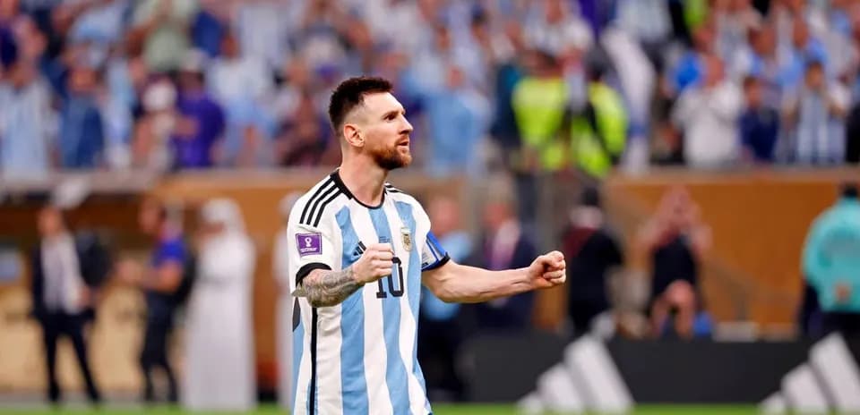 Lionel Messi celebrando en el estadio con afición