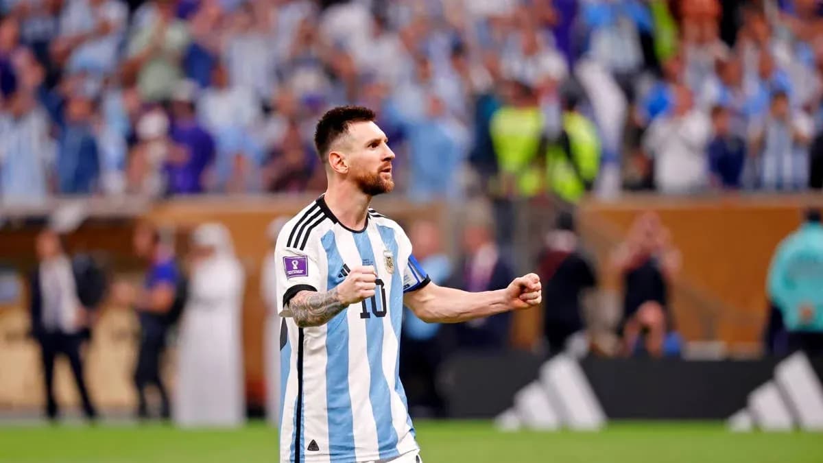 Lionel Messi celebrando en el estadio con afición