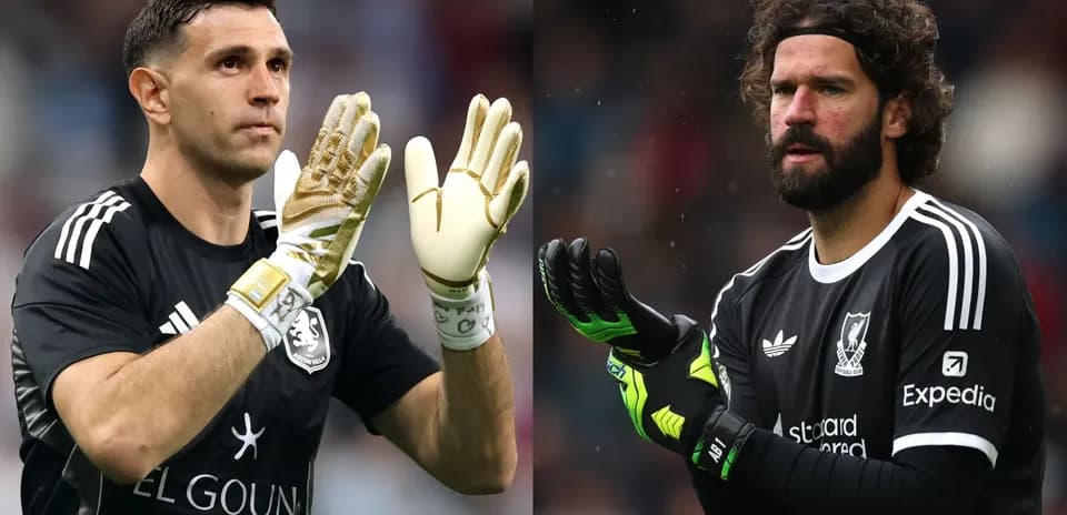 Dos porteros aplaudiendo antes de un partido