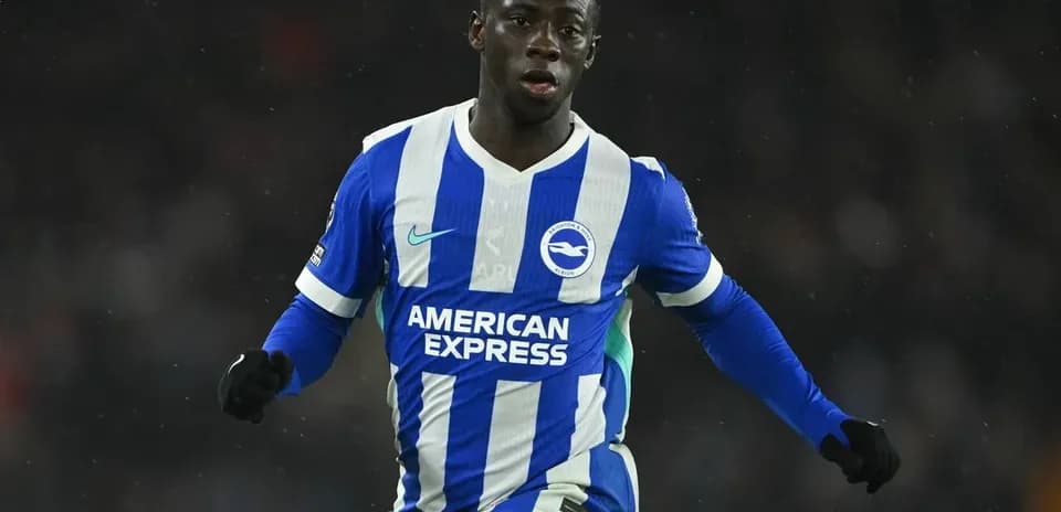 Jugador de Brighton corriendo con balón en el campo