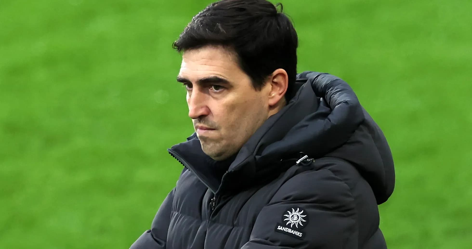 Entrenador observando el partido desde la línea lateral