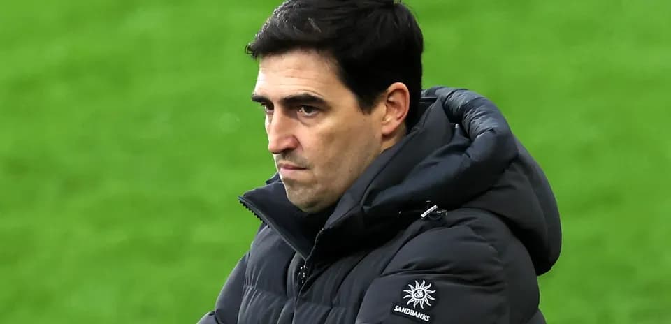 Entrenador observando el partido desde la línea lateral