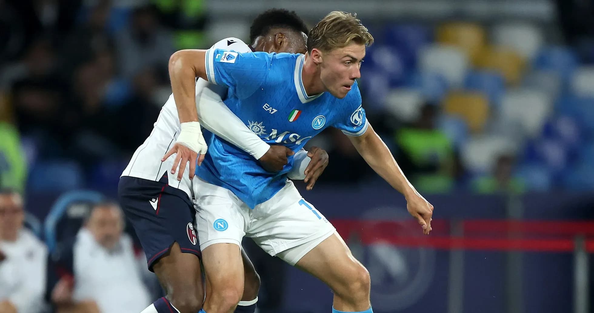 Jugador de Napoli luchando por el balón contra adversario